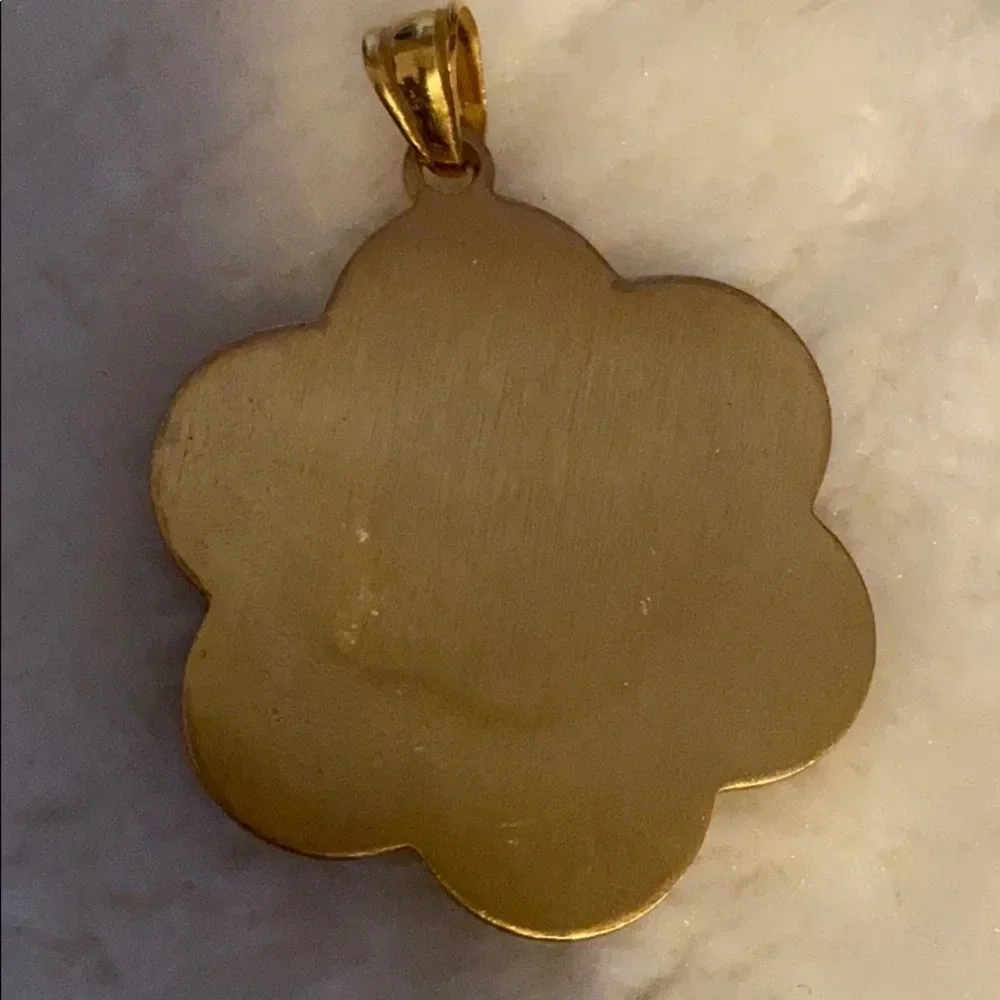 Clover luxury fashion gold tone pendant - Picture 5 of 9